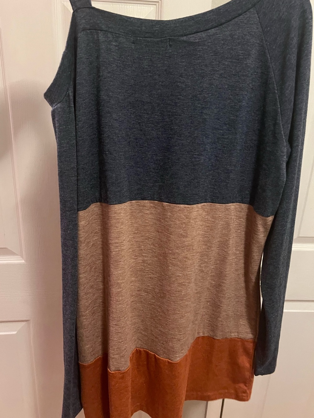 Excellent condition! Cold-Shoulder Colorblock Long Sleeve Top. Size Large. - Picture 10 of 15